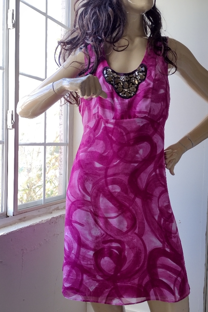 Simply Vera VERA WANG Sleeveless Loose Style Fuchsia and Pink Print Dress.